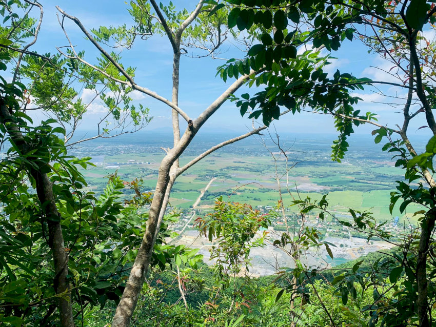 Núi Dinh vào mùa khô ngập tràn trong ánh nắng tươi mát - Nguồn: Internt