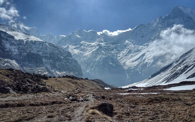 Cảnh đường mòn và dãy núi trong vùng Annapurna, ảnh tư liệu